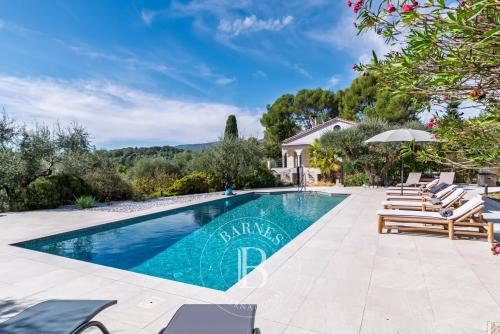 Roquefort-les-Pins - Villa de caractère avec maison d’amis et 3 appartements indépendants - 9 chambres