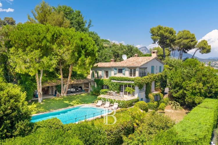 Saint-Paul-de-Vence – Propriété de charme avec vue panoramique au cœur d’un domaine sécurisé