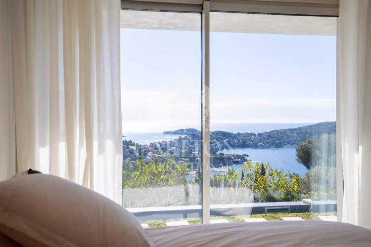 Prestigieuse villa contemporaine avec vue panoramique sur la mer