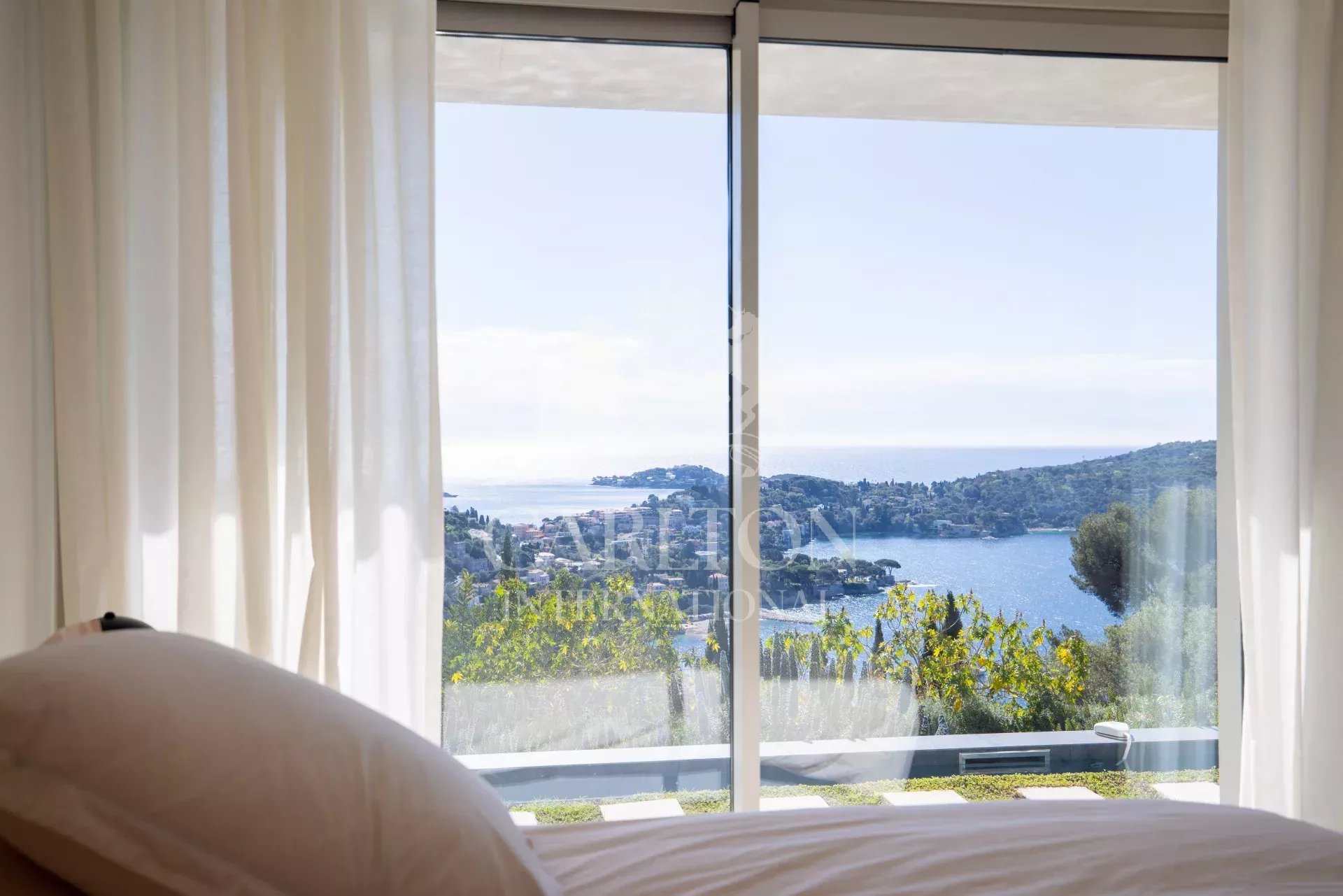 Prestigieuse villa contemporaine avec vue panoramique sur la mer