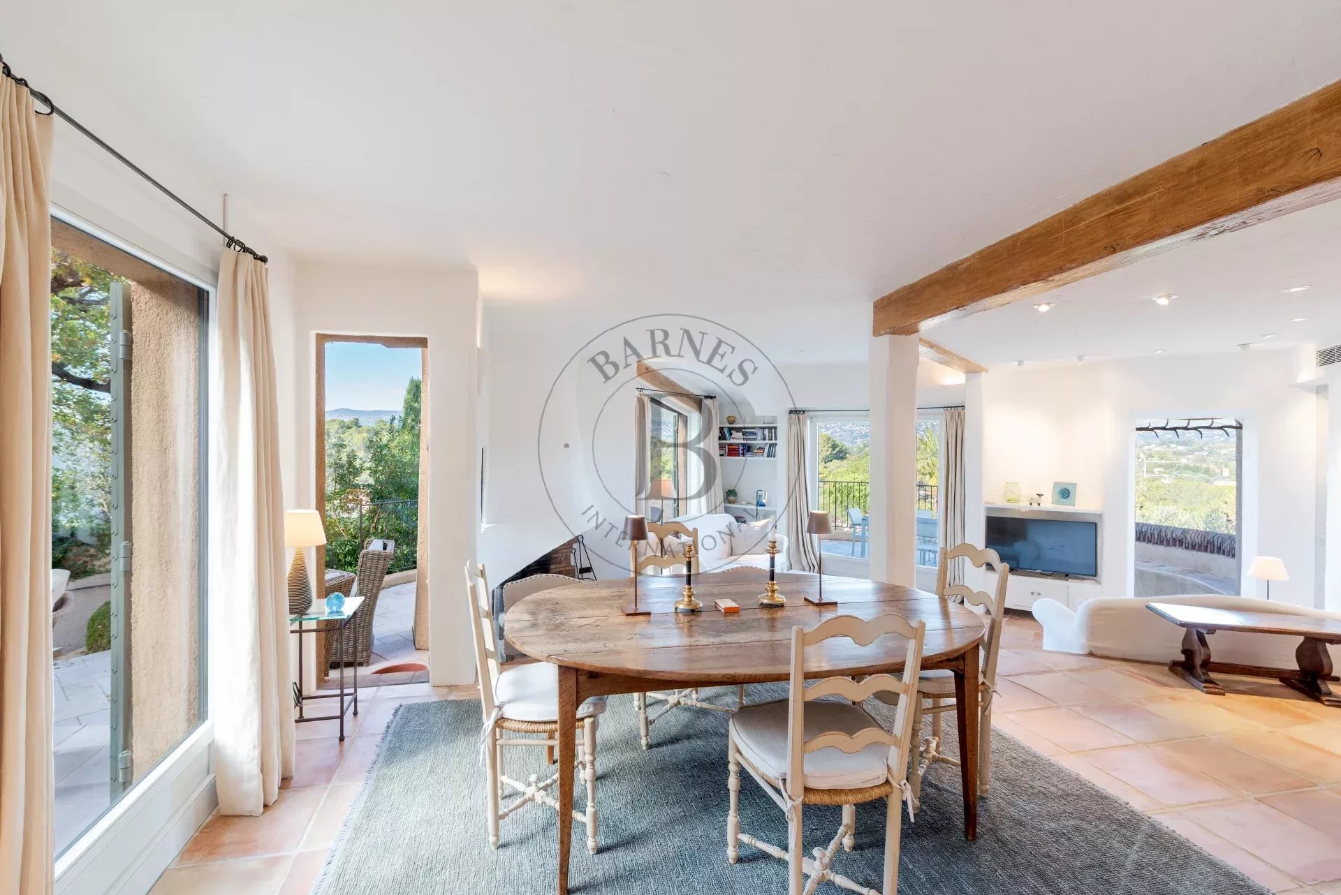 PROCHE MOUGINS – DOMAINE DE CASTELLARAS – VILLA COUELLE