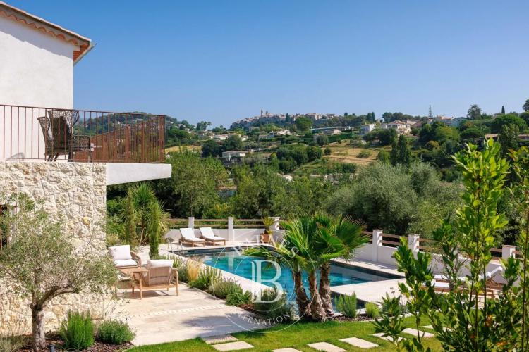 Élégante villa rénovée avec vue panoramique sur Saint-Paul de Vence