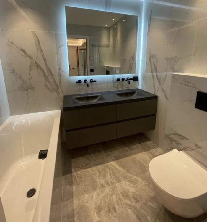 Un appartement luxueusement rénové avec vue sur port de Fontvielle