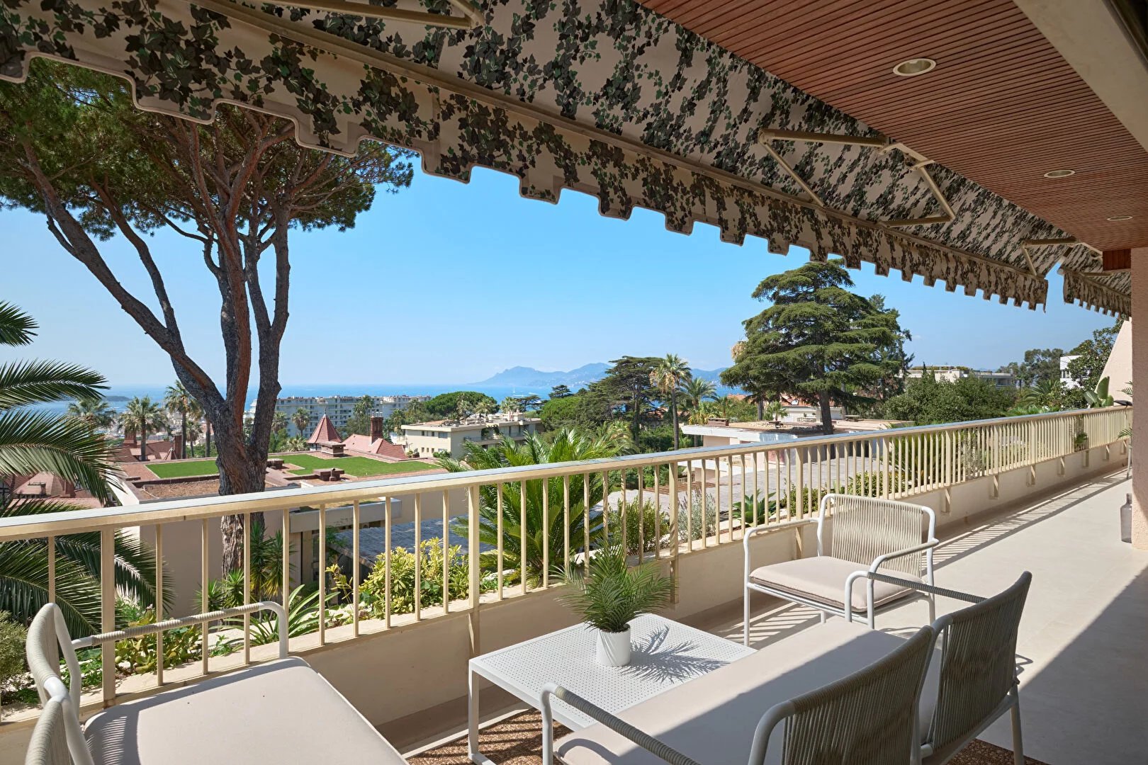 APPARTEMENT 5P - CANNES CALIFORNIE -  GRANDE TERRASSE - VUE MER - PISCINE