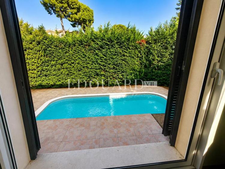 Villa indépendante à vendre, en excellent état avec piscine, jardin plat et vaste parking extérieur