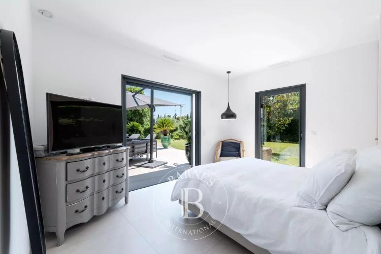 Saint-Paul-de-Vence - villa contemporaine avec piscine à deux pas du village