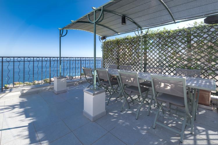 Magnifique duplex-penthouse avec vue mer en bordure du Carré d’Or