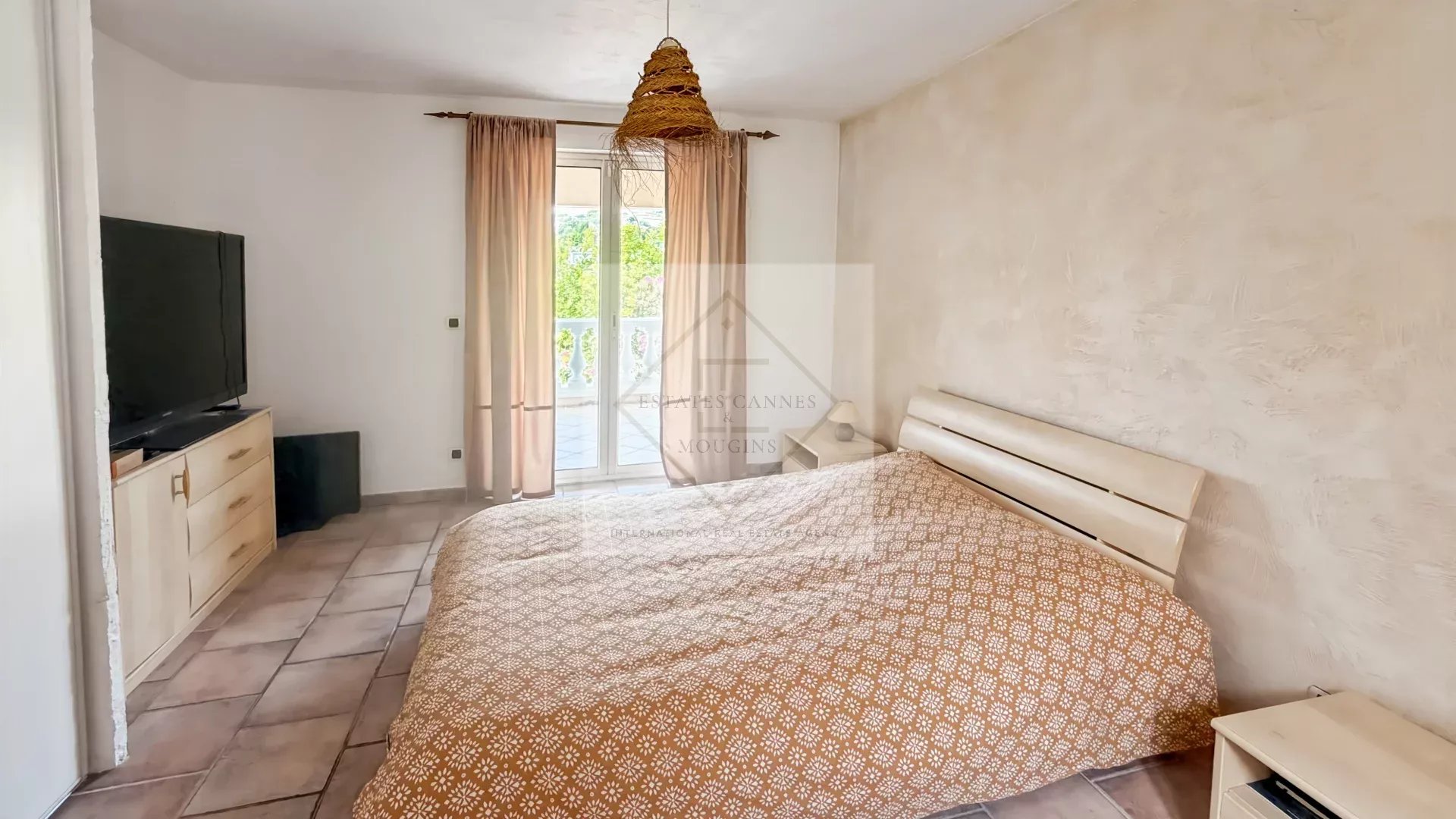 À VENDRE – VILLA DE CHARME VUE MER À ANTIBES, CALME ABSOLU
