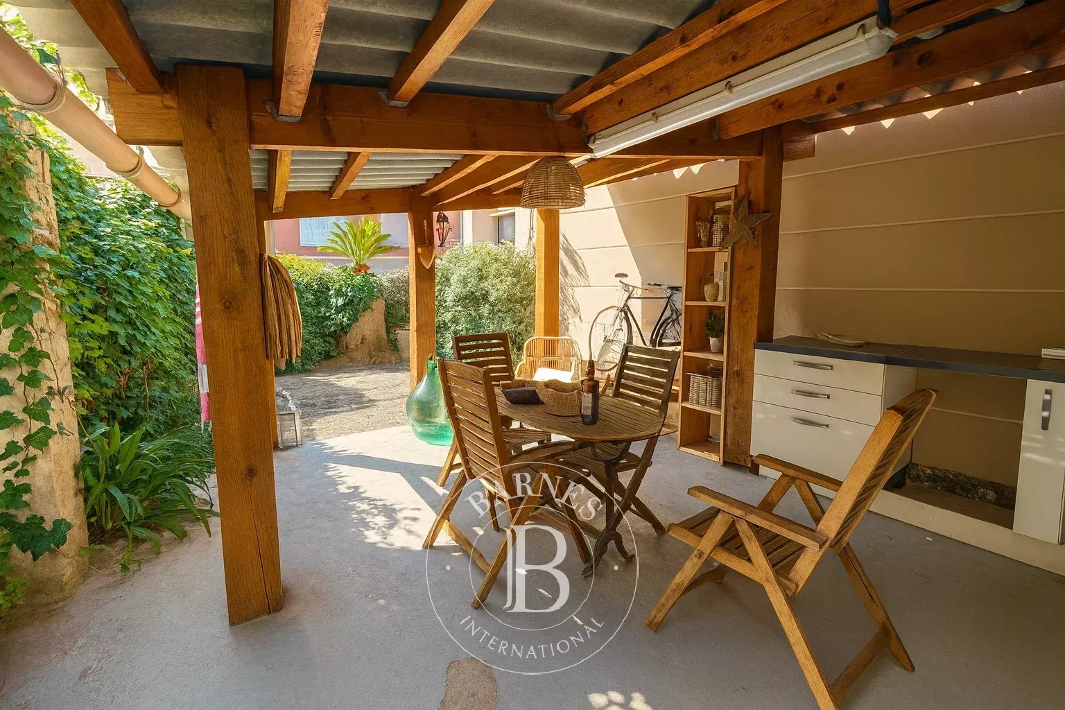 SAINT-JEAN-CAP-FERRAT – APPARTEMENT EN DERNIER ÉTAGE AVEC APERÇU MER ET JARDIN PRIVATIF