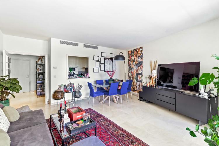 Villa Bianca: Spacieux 3 Pièces à Proximité de Mareterra avec Parking Double & Cave