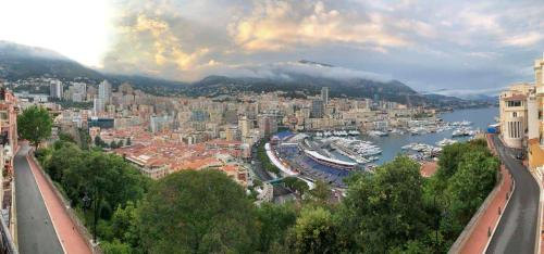 Monaco Ville: Duplex de caractère avec vues panoramiques sur Port Hercule et la mer