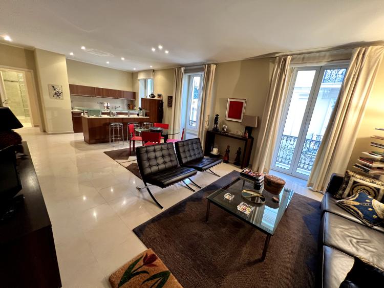 SOUS OFFRE ACCEPTÉE- MONTE CARLO - IMMEUBLE BOURGEOIS SOUS LOI - 4 PIECES