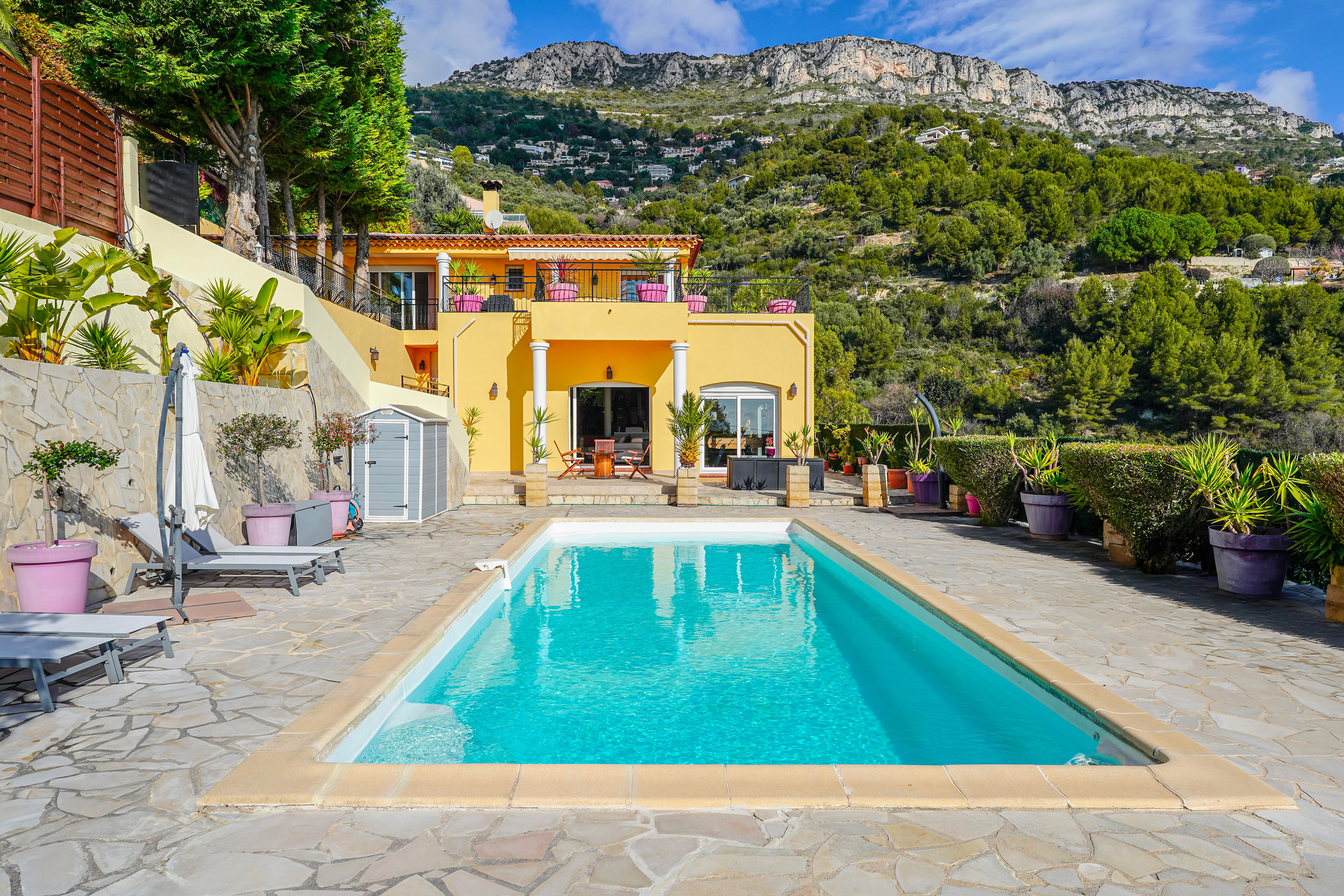 SAINT-LAURENT-D'ÈZE - VILLA - PISCINE