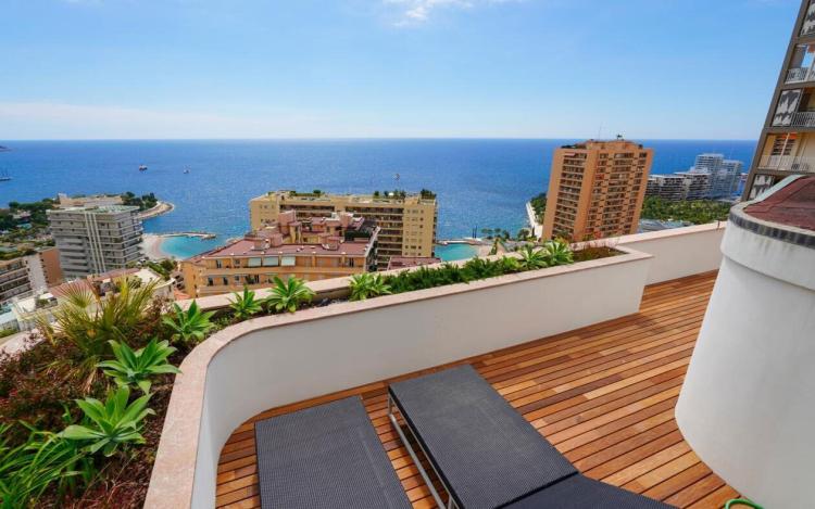 Exceptionnel penthouse en location avec piscine privée et vue mer panoramique