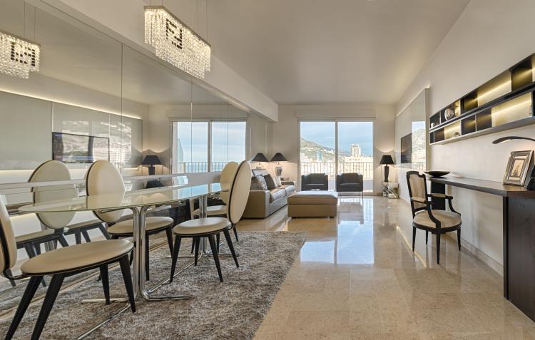 Appartement de quatre pièces en excellent état et élégamment meublé, avec vue sur la mer