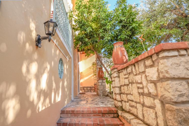 CAP D'AIL - APPARTEMENT SPACIEUX - DERNIER ETAGE AVEC JARDIN