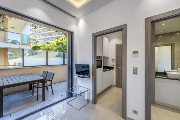 BETTINA: moderne studio rénové avec terrasse en location
