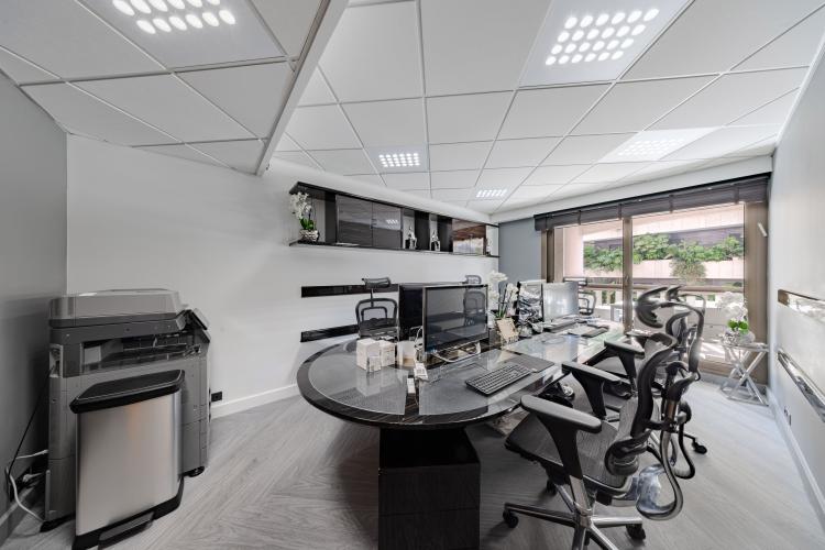 SPACIEUX BUREAUX - CARRE D'OR