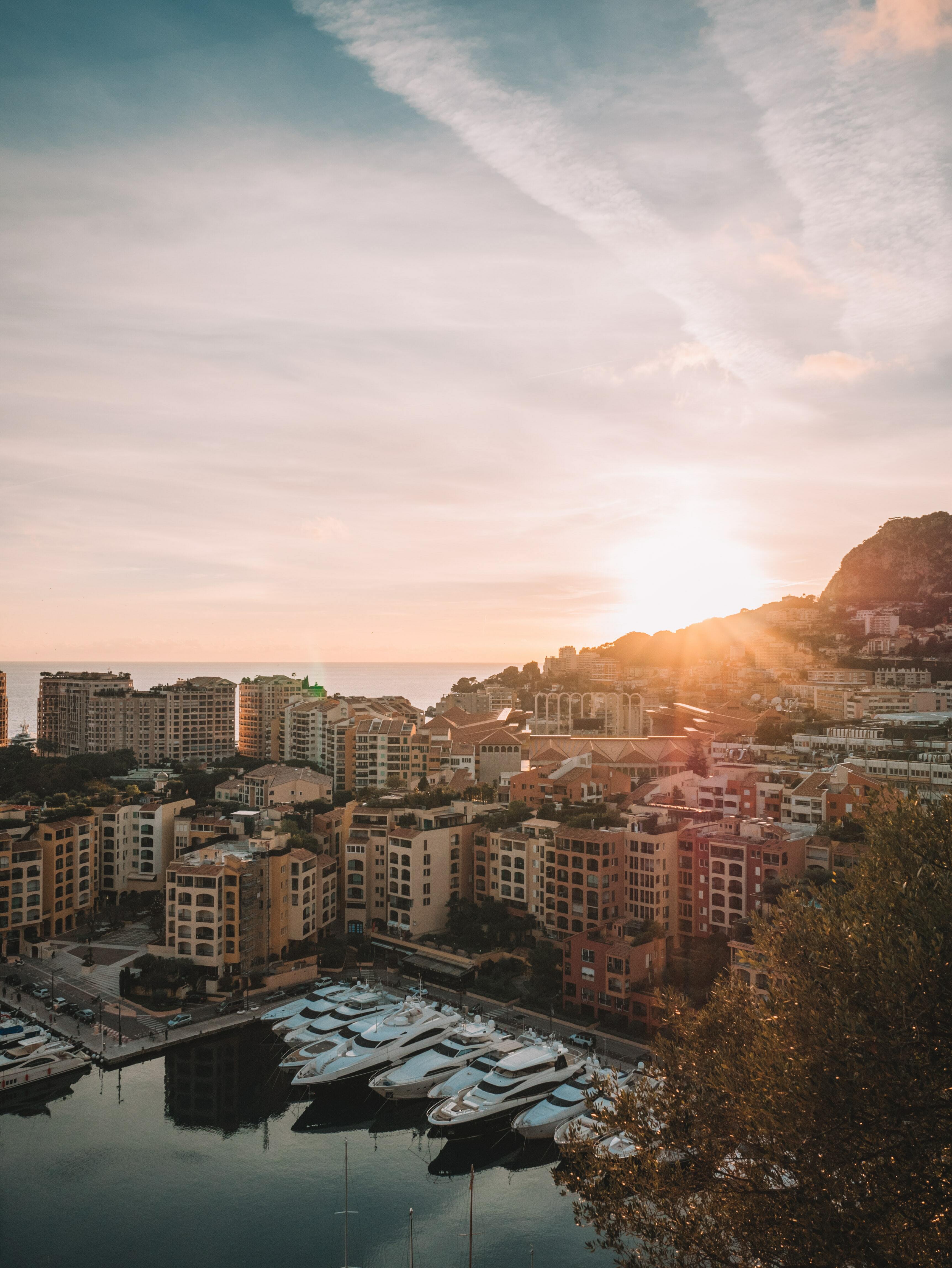 FONTVIEILLE  - EMPLACEMENT IDEAL- LOCAL COMMERCIAL OU BUREAU  BOTTICELLI