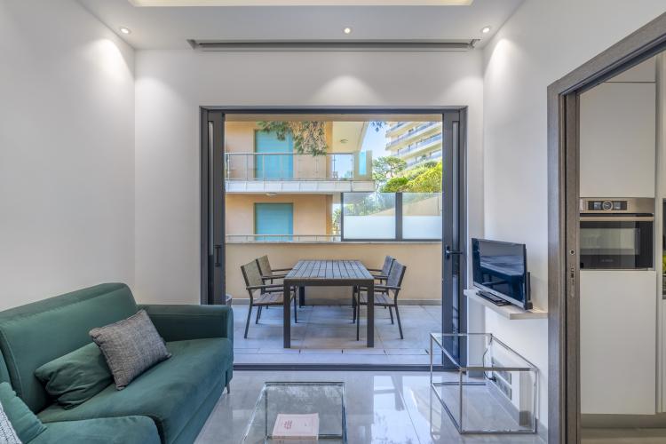 BETTINA: moderne studio rénové avec terrasse en location