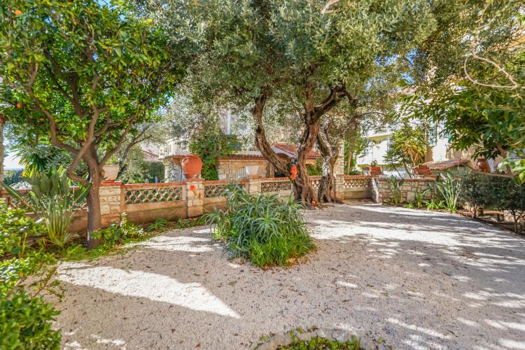 CAP D'AIL - APPARTEMENT SPACIEUX - DERNIER ETAGE AVEC JARDIN