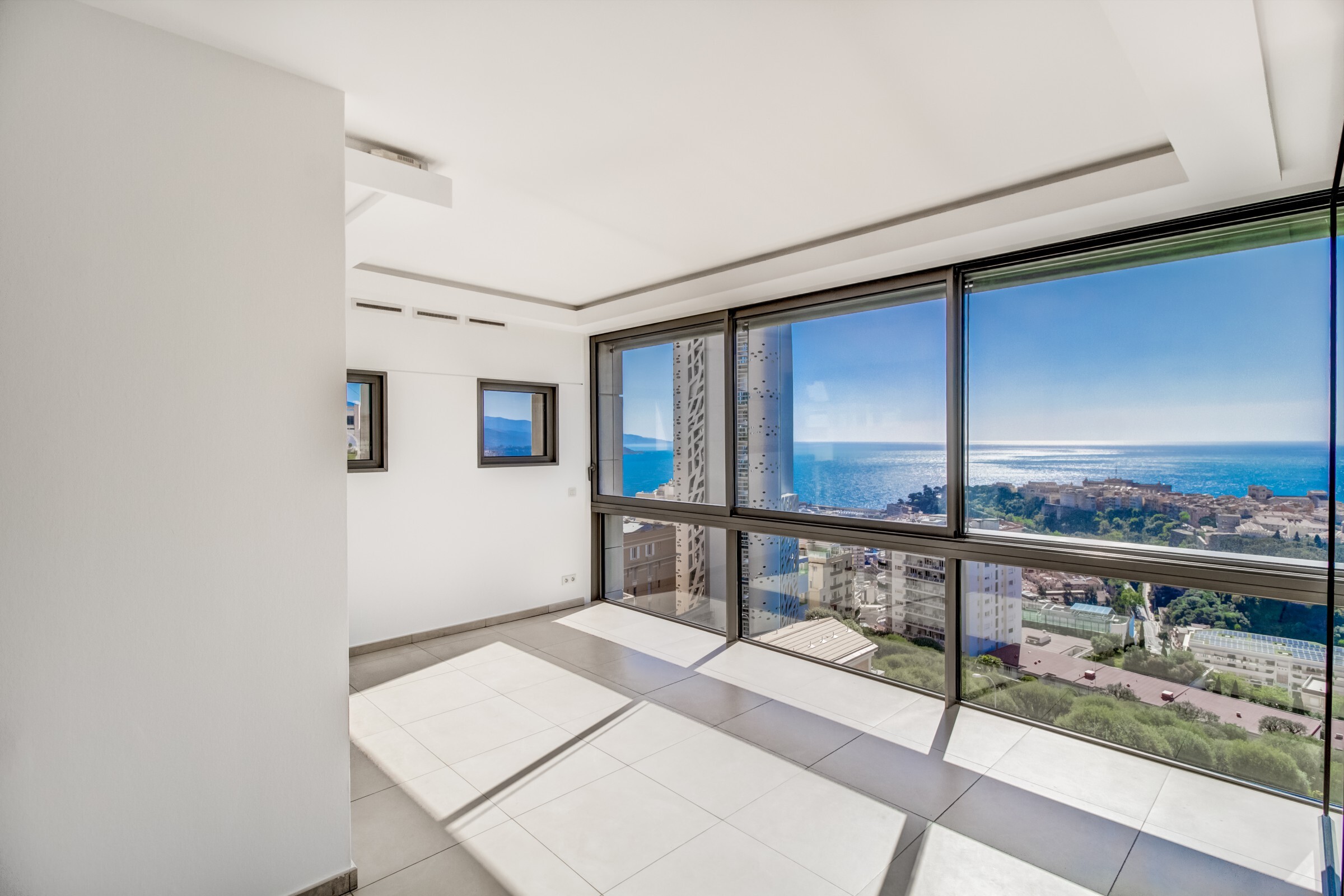 Monte-Carlo View: 3P avec Vue Panoramique, Cave & Parking dans Immeuble avec Concierge 24/7