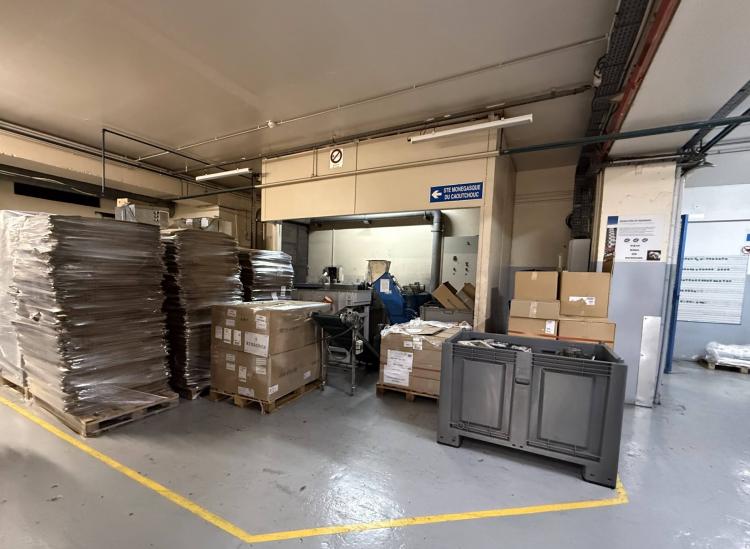 Local en étage, situé dans l'immeuble "Les Industries" - Monaco