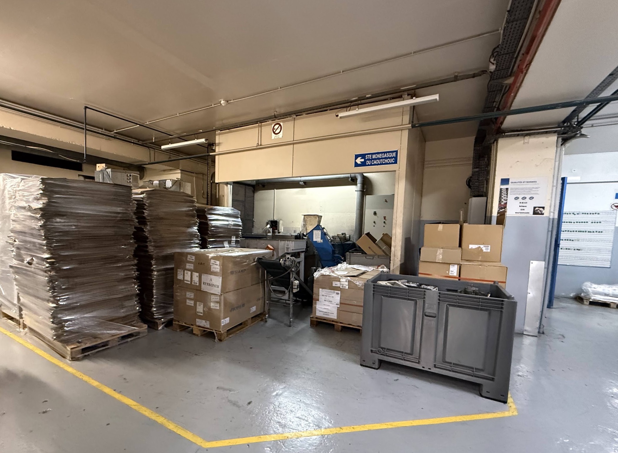 Local en étage, situé dans l'immeuble "Les Industries" - Monaco