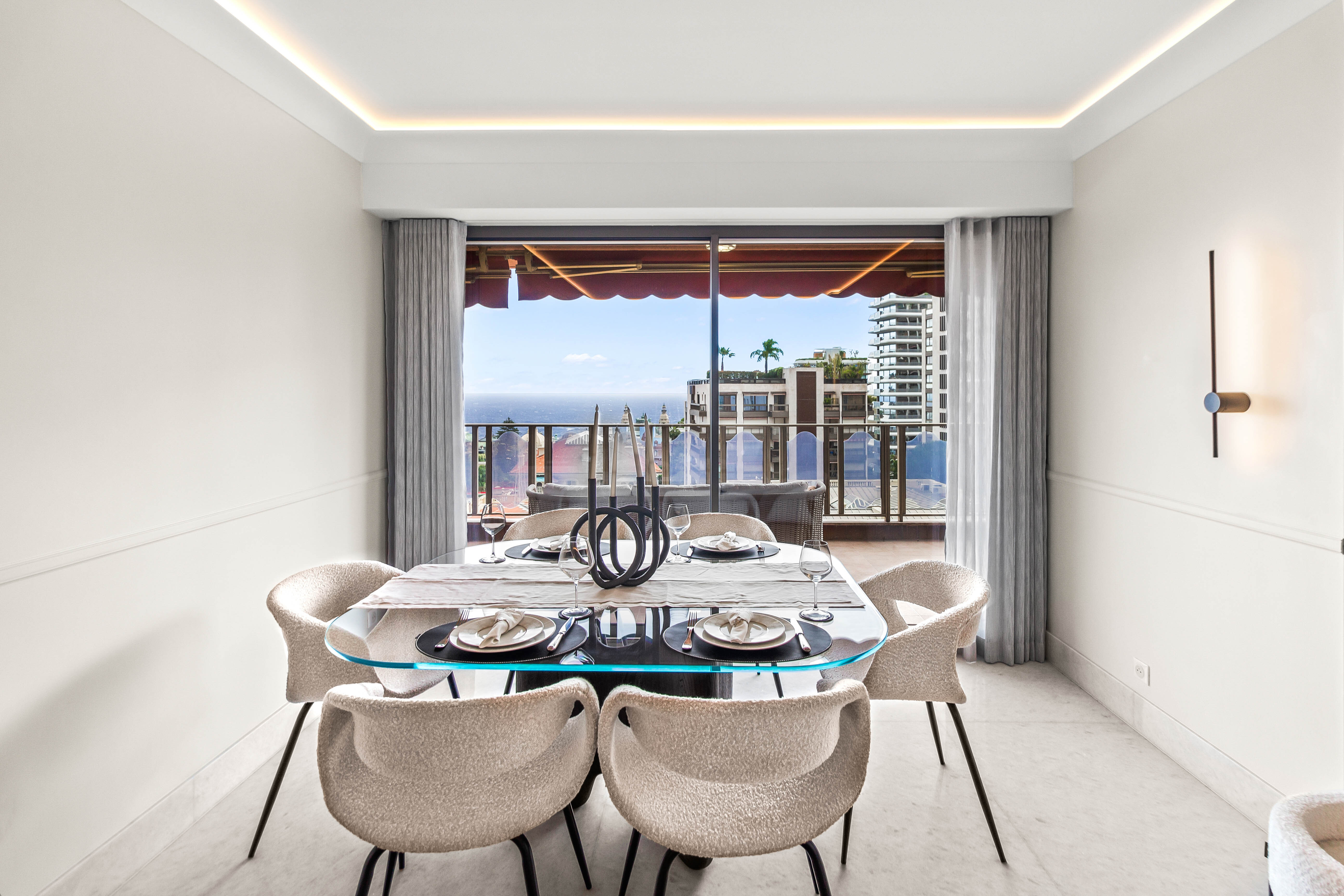 Riviera Palace: 4 Pièces Entièrement Rénové avec Vue Mer & Casino