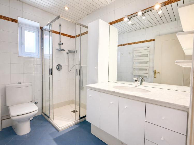 LlZVw_salle-de-douche-3-pieces-villa-nel-rue-bosio-1777469800.jpg