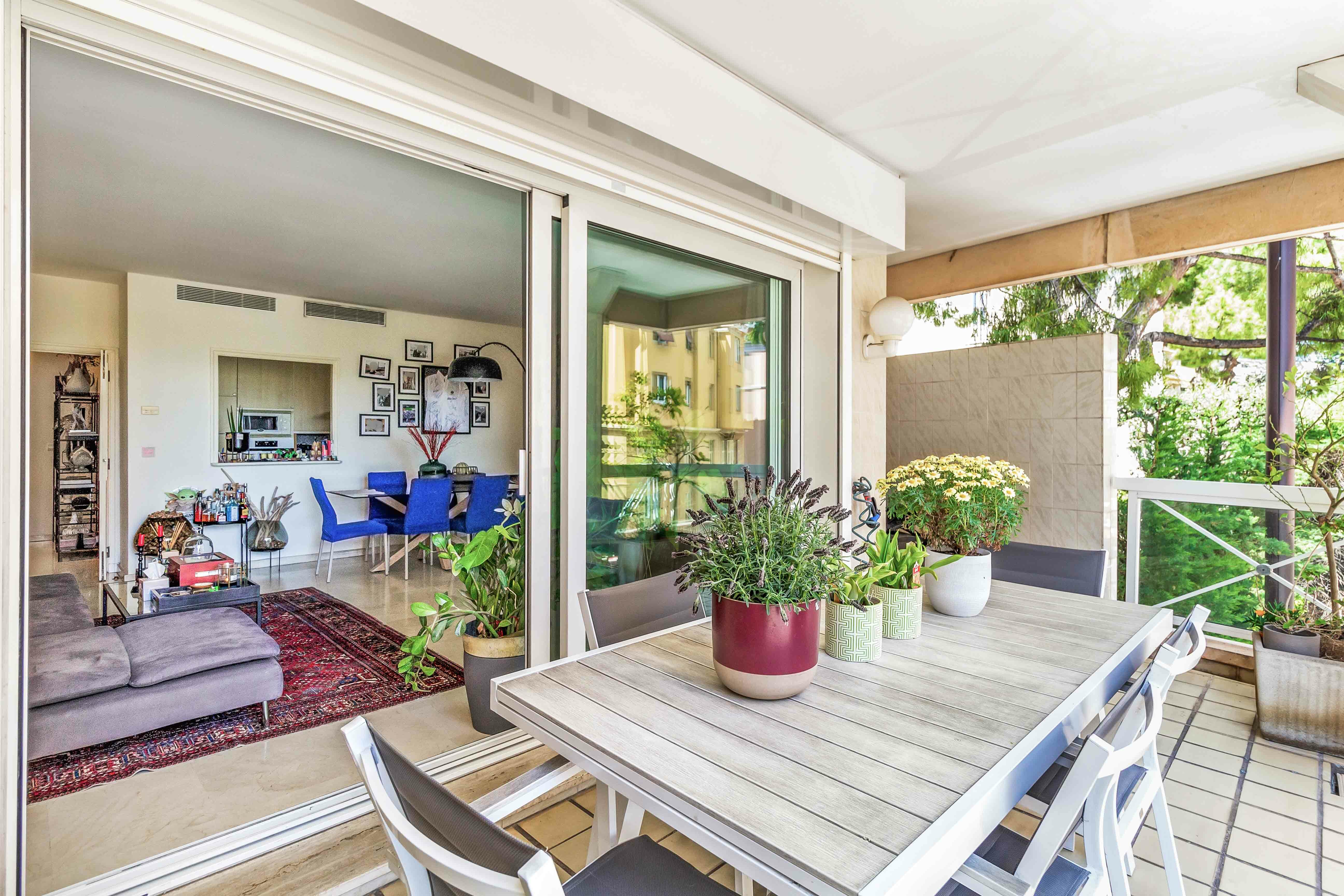 Villa Bianca: Spacieux 3 Pièces à Proximité de Mareterra avec Parking Double & Cave