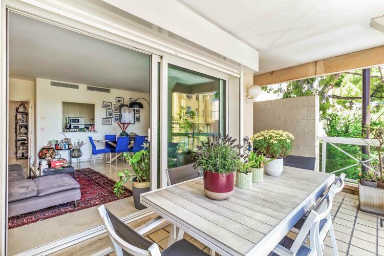 Villa Bianca: Spacieux 3 Pièces à Proximité de Mareterra avec Parking Double & Cave