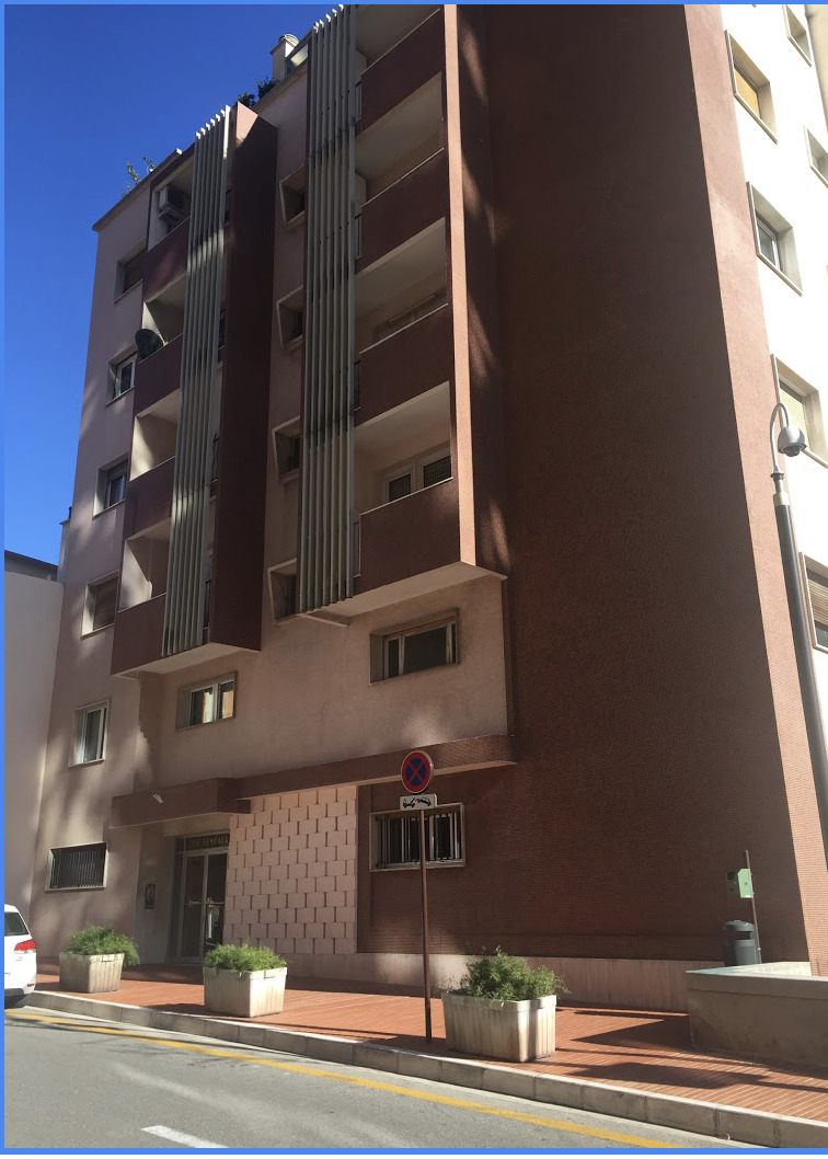 Appartement de quatre pièces en excellent état et élégamment meublé, avec vue sur la mer