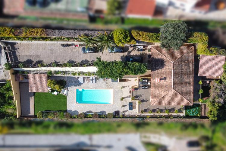 SAINT-LAURENT-D'ÈZE - VILLA - PISCINE