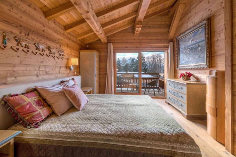 Un chalet Bayrou à vendre dans la région de Villars-sur-Ollon - L'art de la construction alpine de Megève à Crans-Montana
