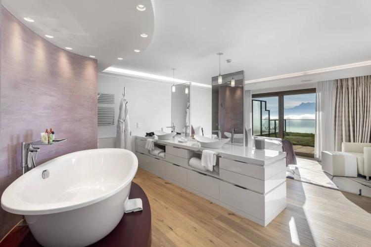 Somptueux Appartement De 6,5 Pièces Avec Vue Imprenable Sur Le Lac Et Les Montagnes