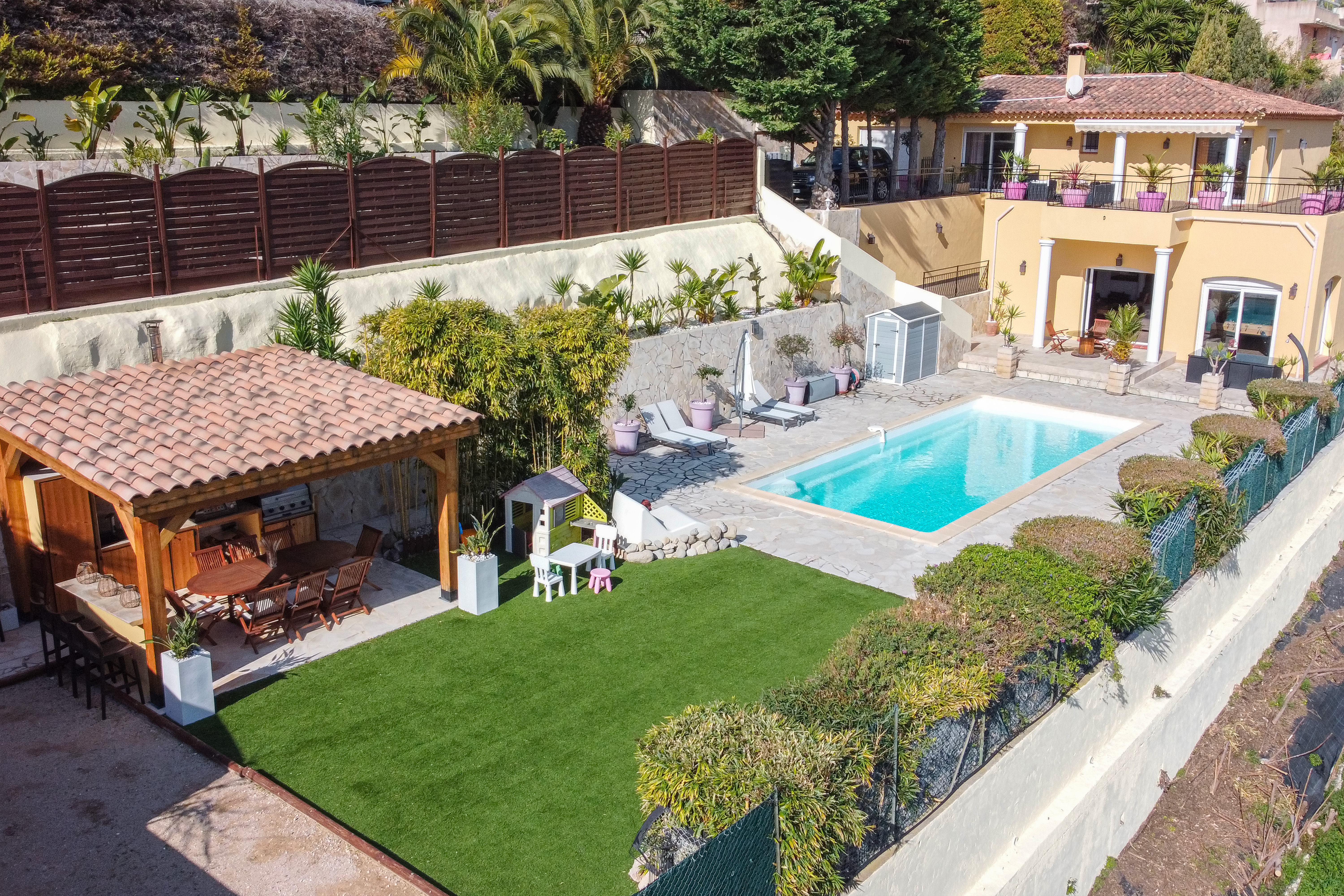 SAINT-LAURENT-D'ÈZE - VILLA - PISCINE