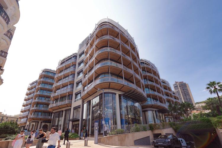 LUXUEUX FULL FLOOR - CARRE D'OR