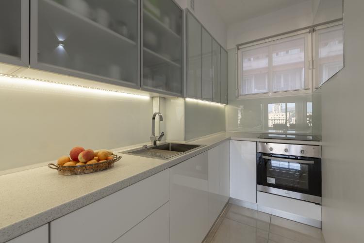 Appartement de quatre pièces en excellent état et élégamment meublé, avec vue sur la mer