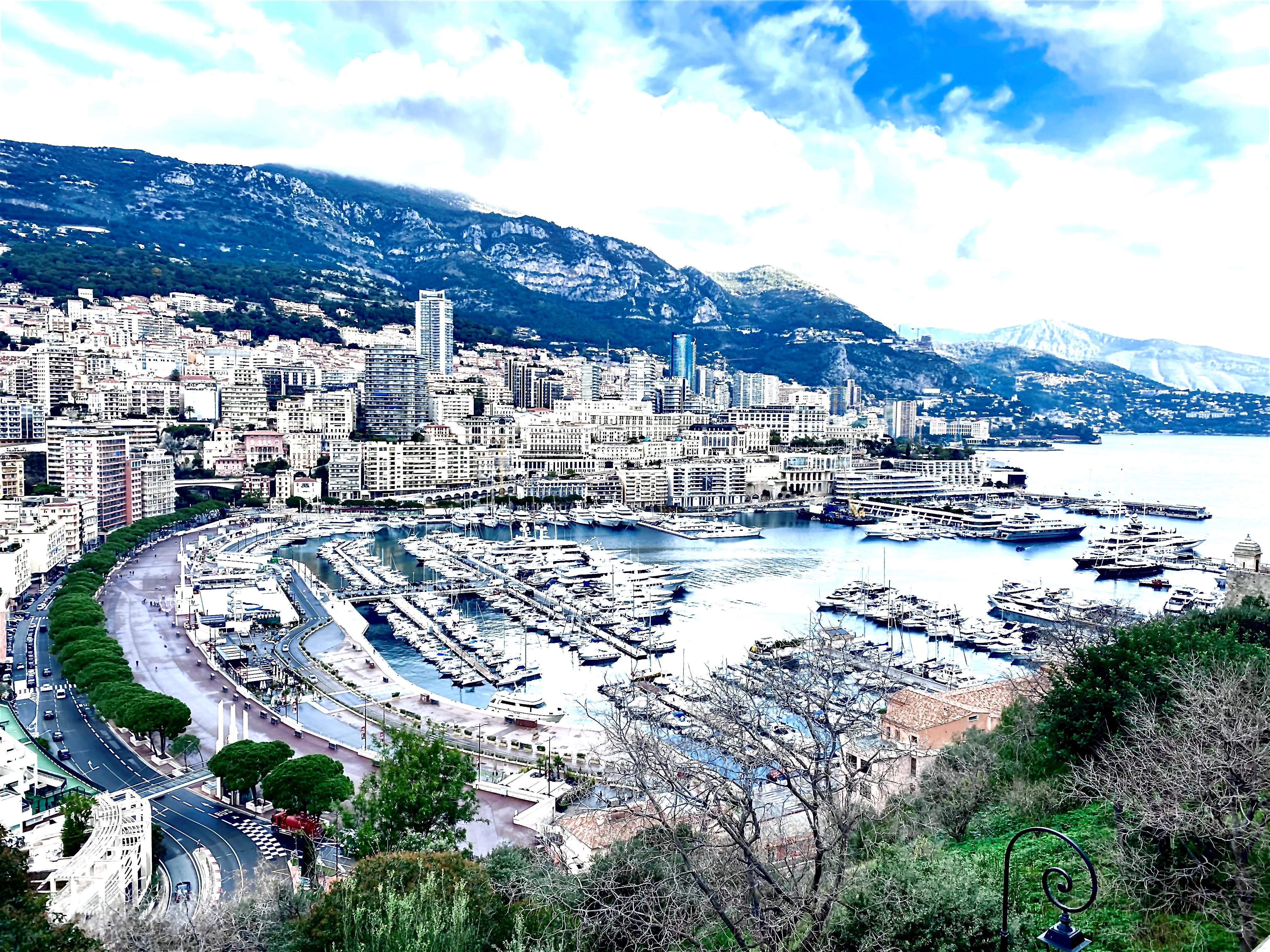 Monaco Ville: Duplex de caractère avec vues panoramiques sur Port Hercule et la mer