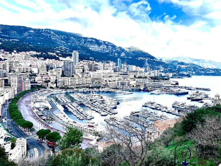 Monaco Ville: Duplex de caractère avec vues panoramiques sur Port Hercule et la mer