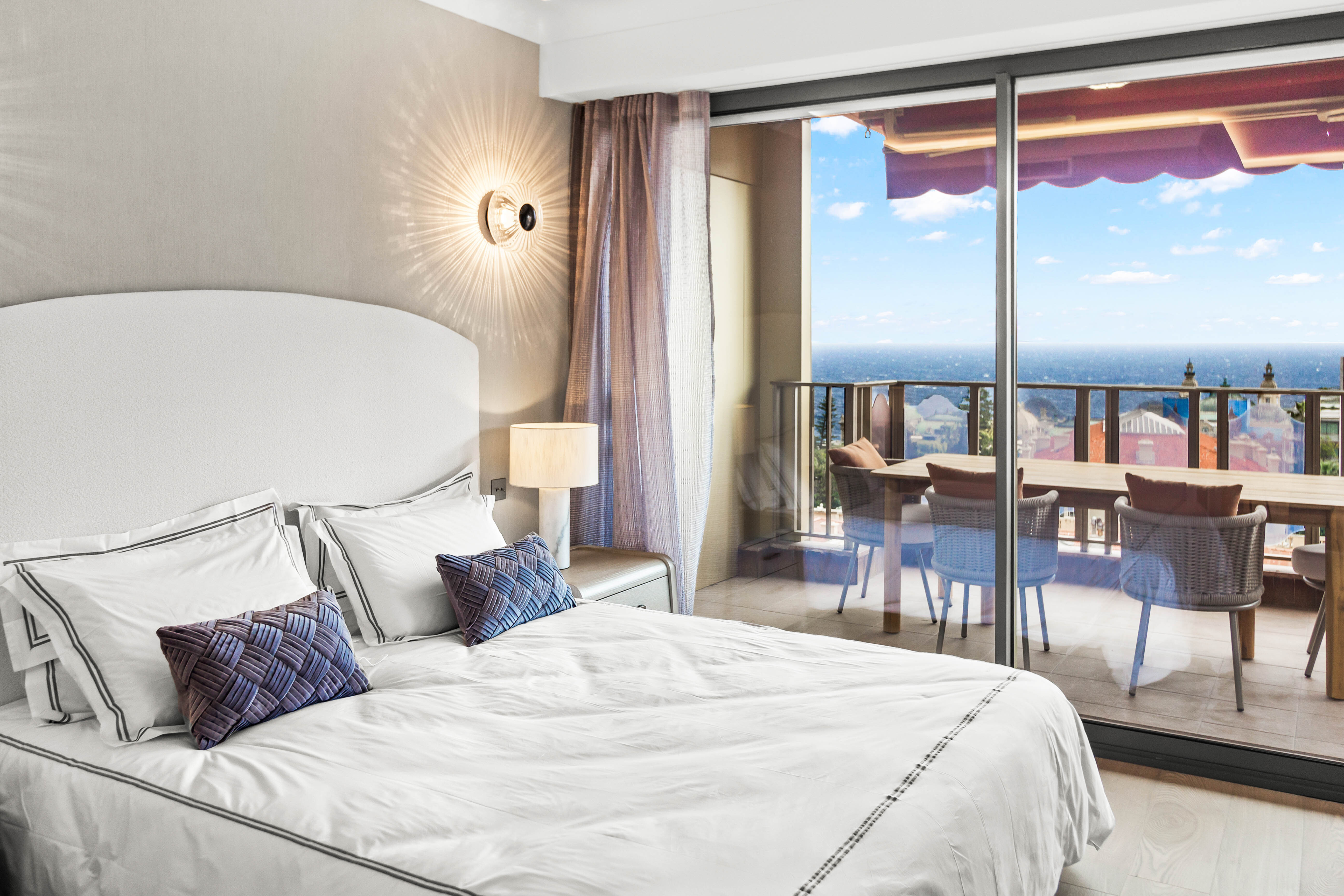 Riviera Palace: 4 Pièces Entièrement Rénové avec Vue Mer & Casino