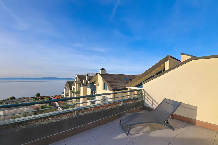 Grand duplex de 3.5 pièces avec vue imprenable sur le lac et les montagnes