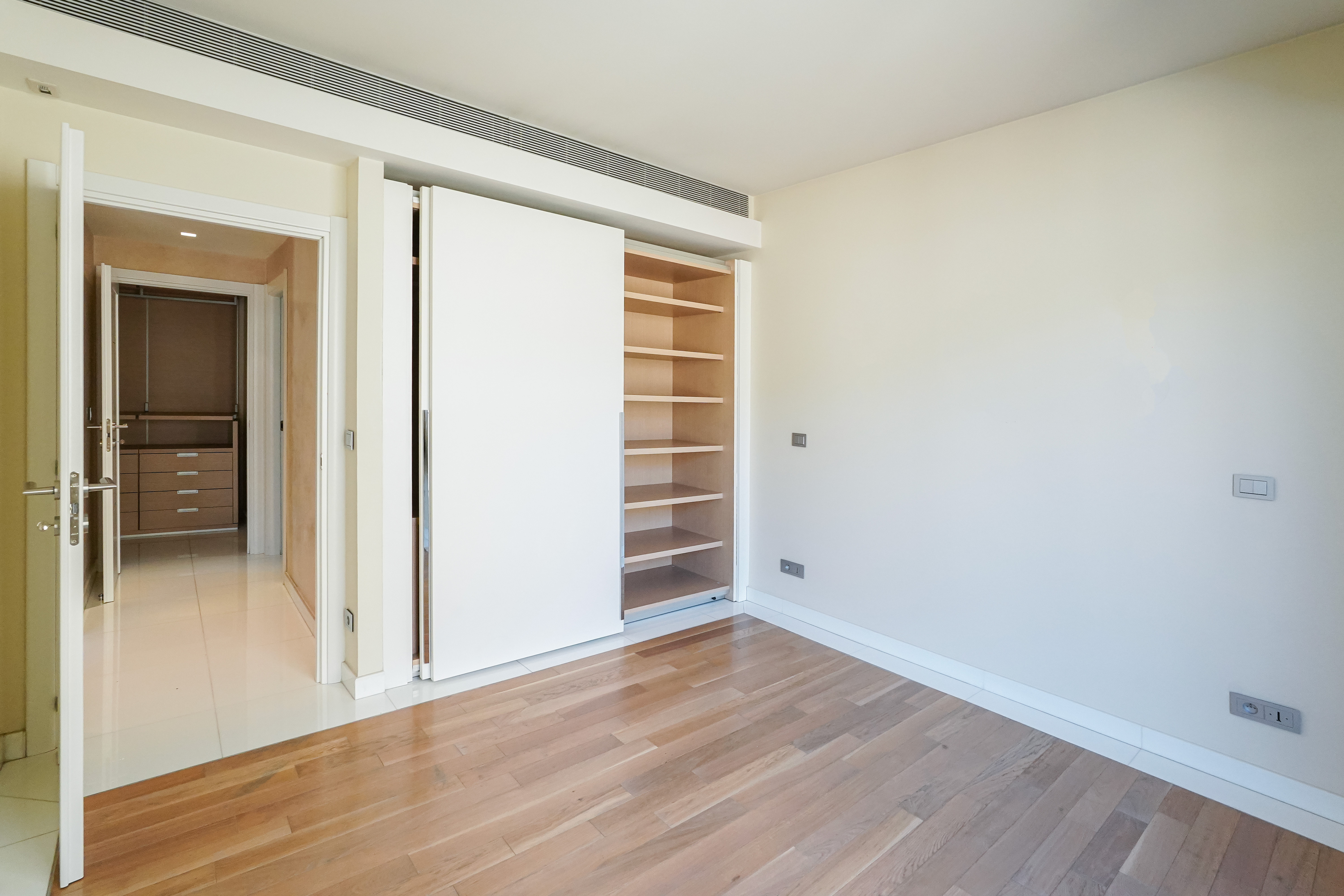 oEkKT_chambre-2-villa-les-pins-barnes-monaco-1773680597.jpg