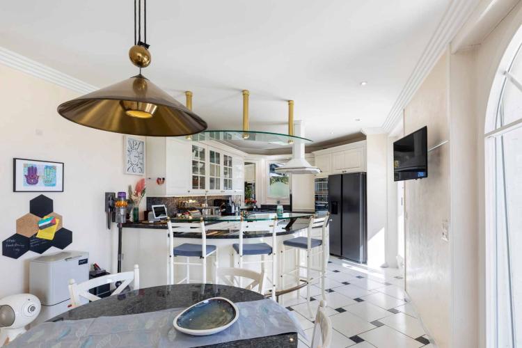 Unique Propriété de 8.5 pièces avec vue panoramique et piscine