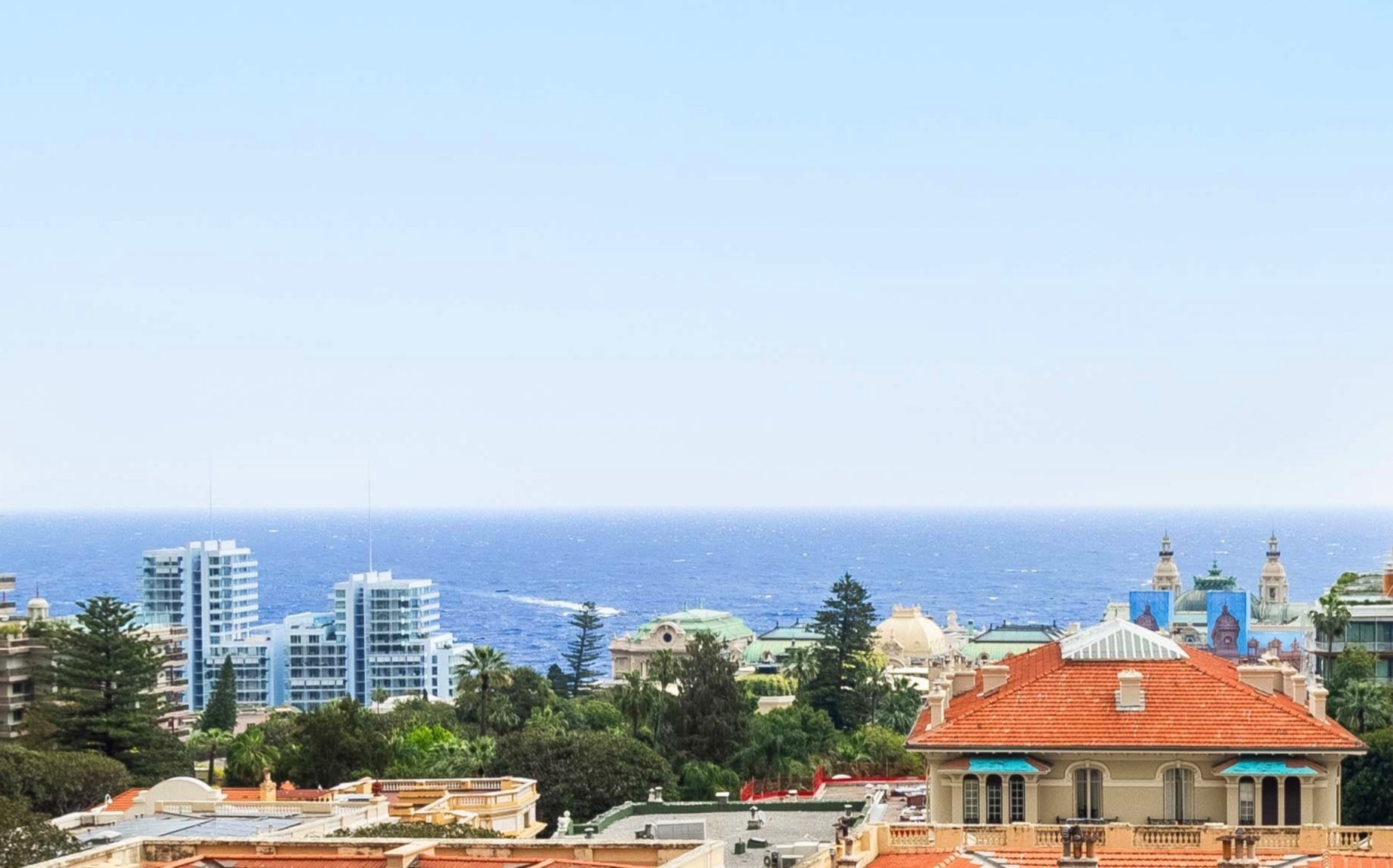 Riviera Palace: 4 Pièces Entièrement Rénové avec Vue Mer & Casino