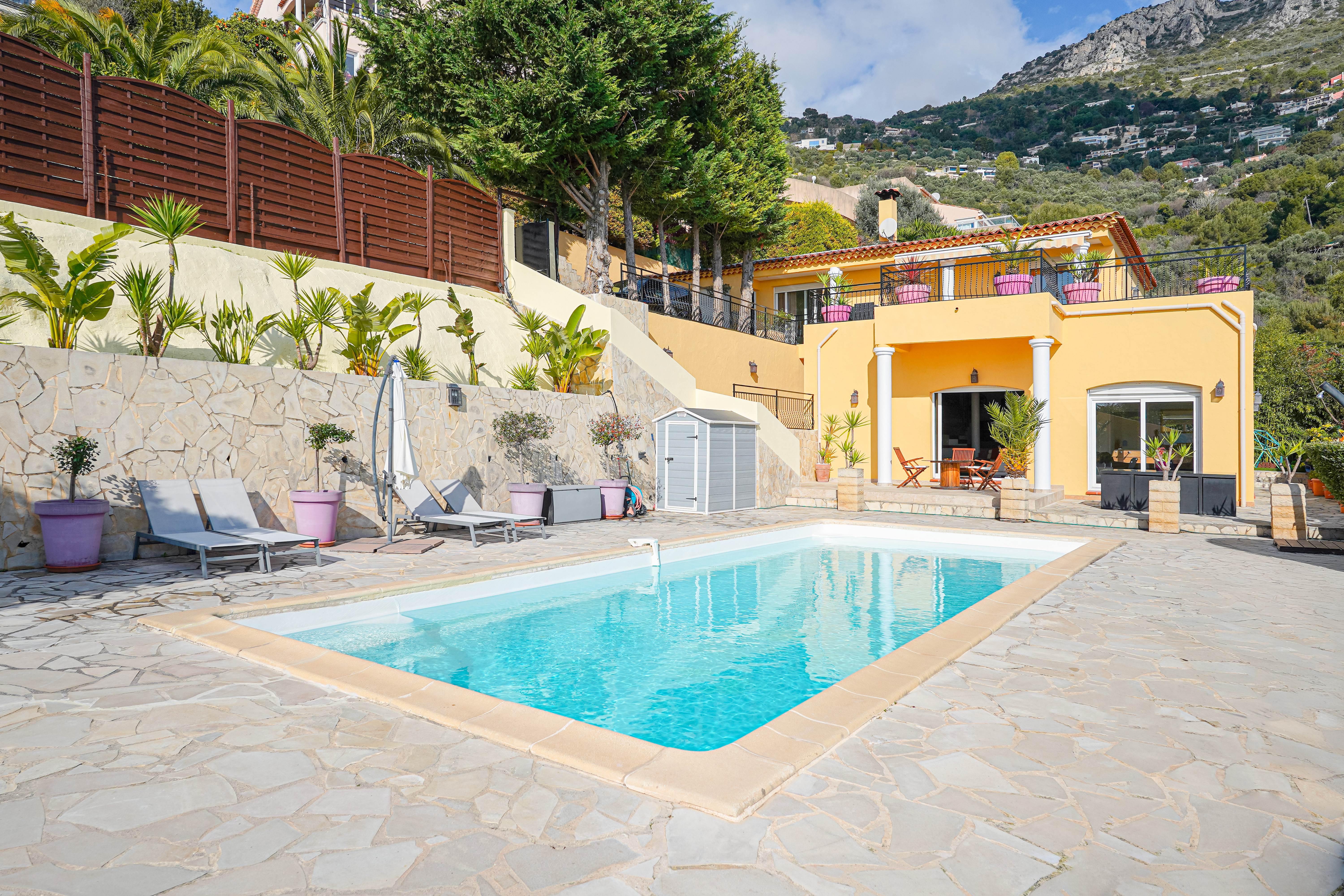 SAINT-LAURENT-D'ÈZE - VILLA - PISCINE