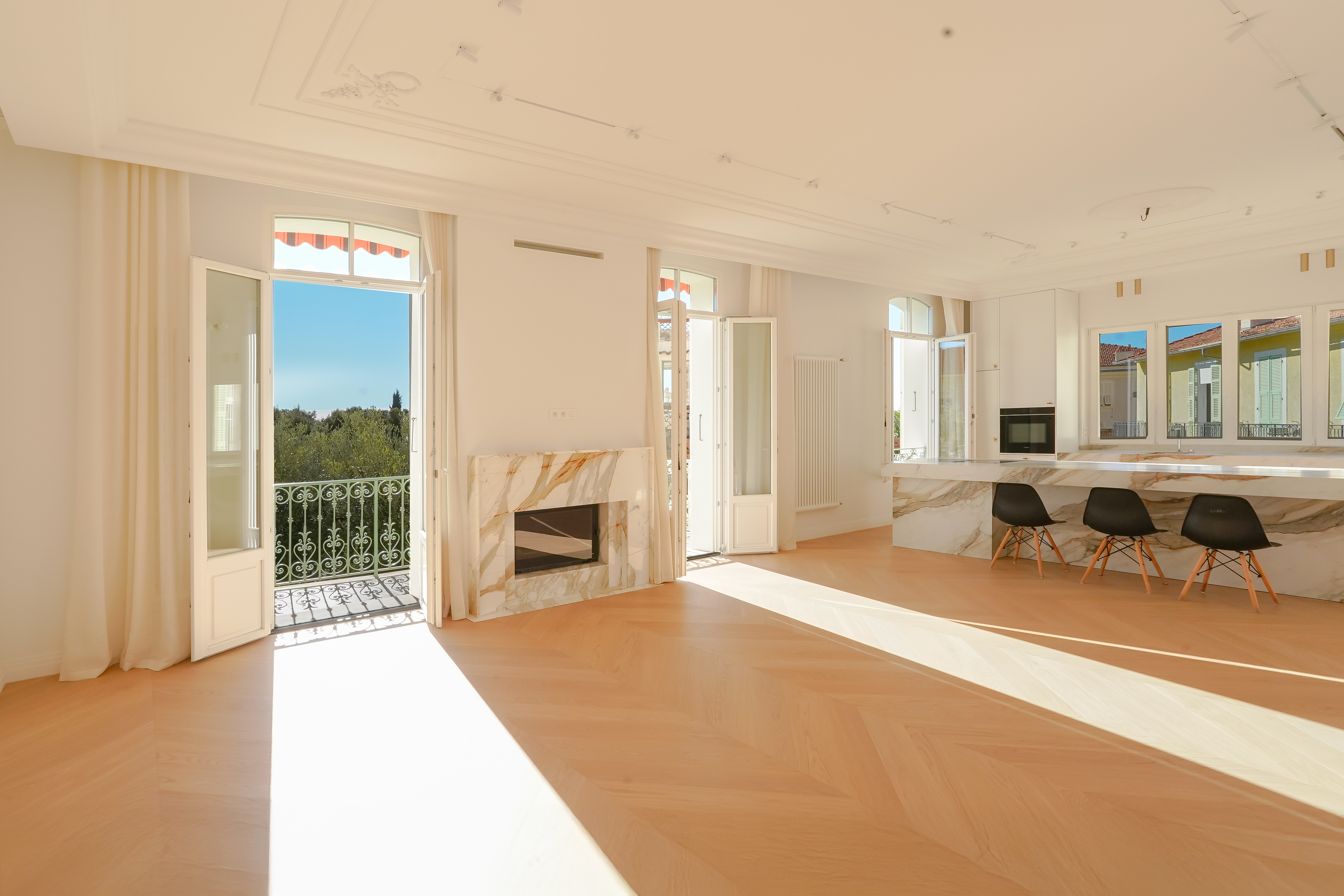 CAP D'AIL - APPARTEMENT SPACIEUX - DERNIER ETAGE AVEC JARDIN