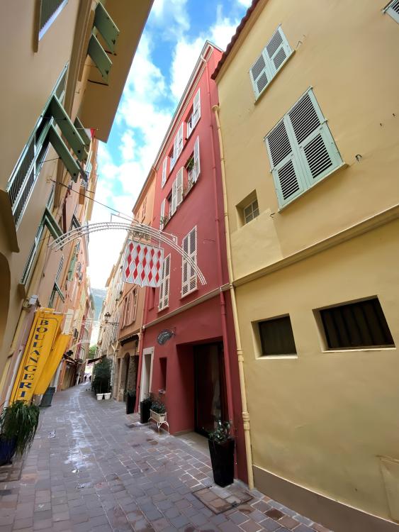 Monaco Ville: Duplex de caractère avec vues panoramiques sur Port Hercule et la mer