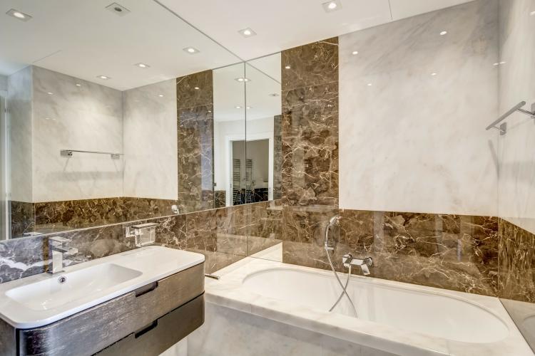 MIRABEAU : Rare appartement de 3 chambres à coucher et  belle vue mer